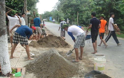 Thanh niên tình nguyện rải đá, xây dựng giao thông nông thôn